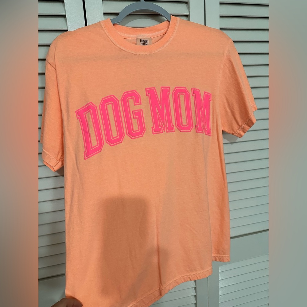 “DOG MOM Comfort Colors T-shirt!